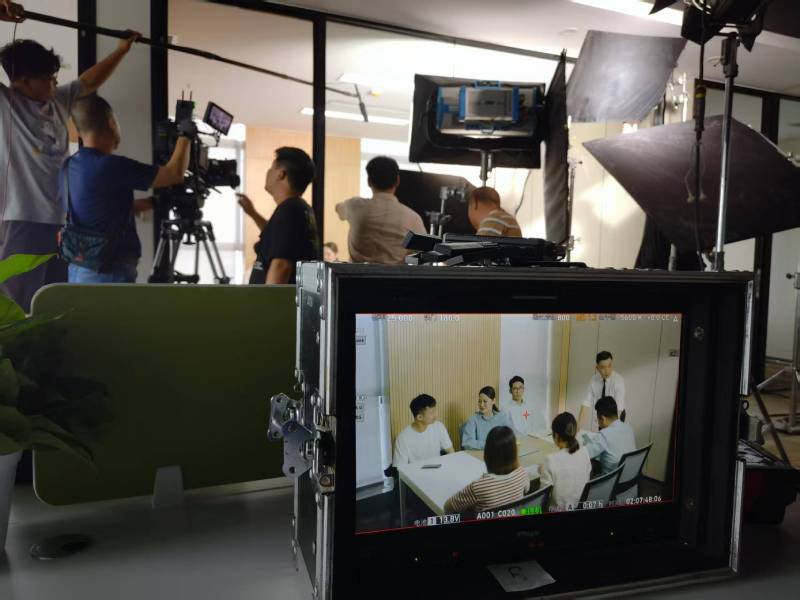 崂山区TVC拍摄公司：科技产品视觉化大师，诠释未来感与功能美学